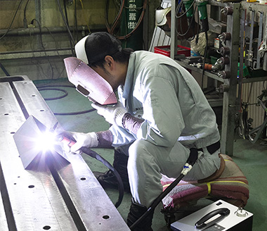工場内での溶接作業