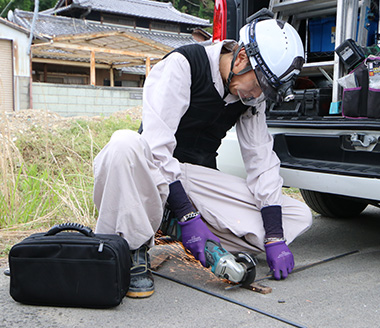 屋外での金属加工作業